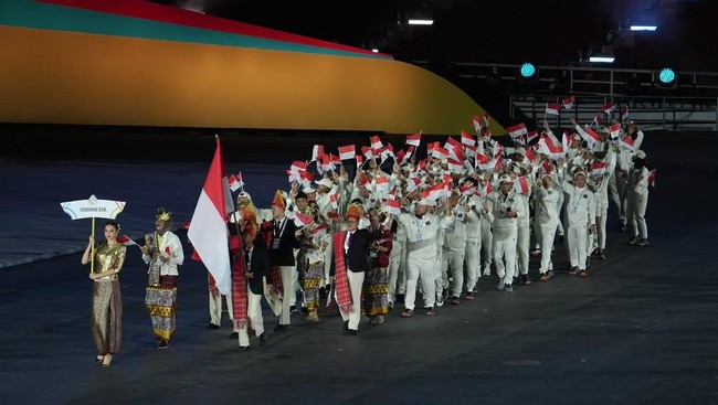 Kontingen Indonesia mendapat sambutan hangat dalam parade pembukaan SEA Games 2025 di Bangkok.