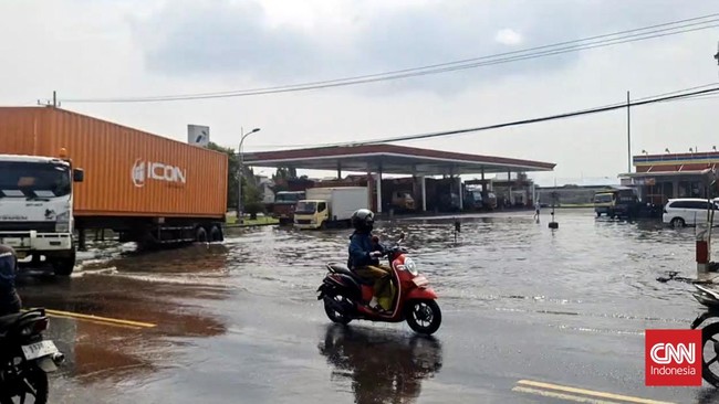 Pemkot Surabaya menunda pembangunan tanggul laut untuk mencegah banjir rob, fokus pada optimalisasi rumah pompa dan pintu air sebagai solusi pengendalian.