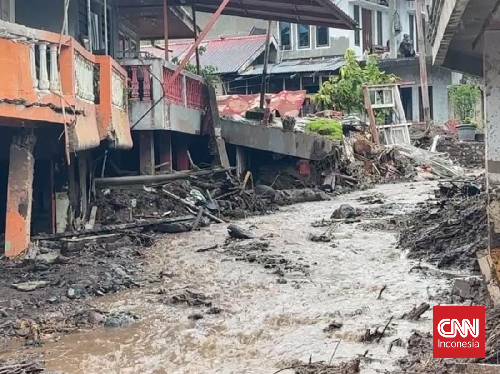 Walhi Minta Gubernur Mahyeldi Tak Cuci Tangan soal Banjir di Sumbar