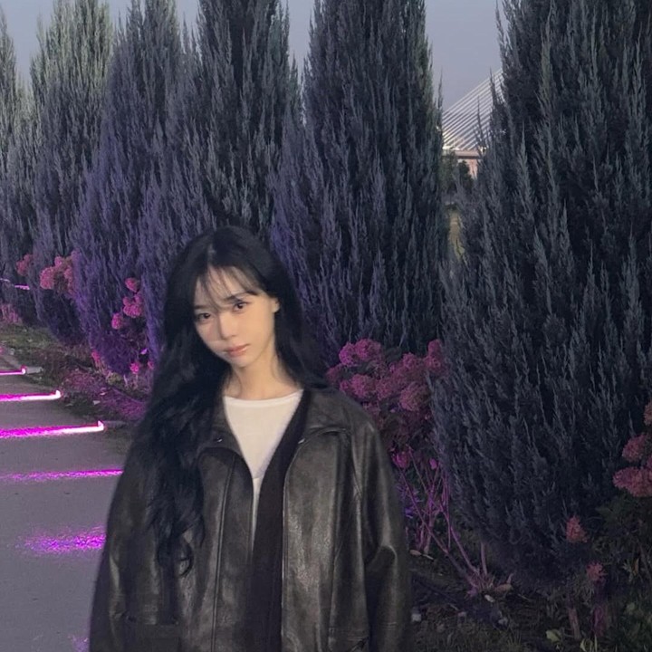 <p>Perpaduan <em>leather jacket</em> yang dikenakan Winter dengan latar senja sangat cocok dan meninggalkan kesan perempuan dingin, misterius, dan keren. Cocok banget, nih, untuk Bunda yang mau <em>night ride</em> bersama Ayah di malam minggu. (Foto: Instagram @imwinter)</p>