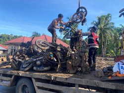 Bersih-bersih Rumah Warga Agam, Polda Riau-Sumbar Evakuasi Bangkai Motor