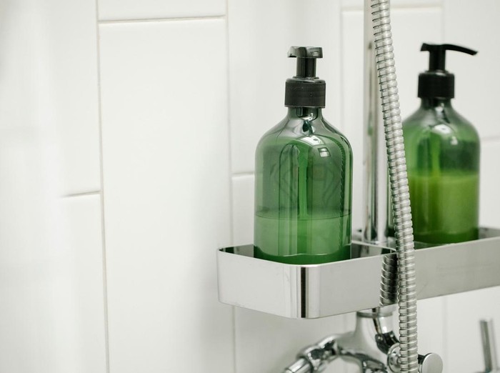 Saat rambutmu sedang berminyak, hindari menggunakan sampo yang mengandung bahan keras. Sebagai gantinya, cobalah menggunakan sampo yang mengandung bahan ekstrak daun teh atau aloe vera untuk mengontrol produksi minyak di kulit kepala.