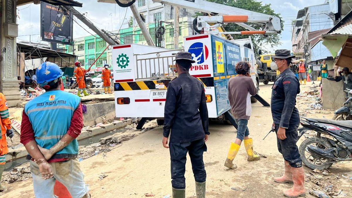 Brimob Kawal Penormalan Listrik Pascabanjir di Aceh Tamiang