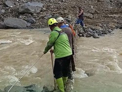 Tak Cuma Galang Dana, Bonek Turun Langsung Evakuasi Korban Bencana Sumatera