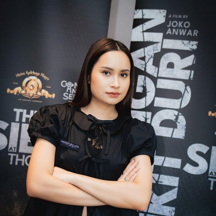 <p>Perempuan 23 tahun itu diketahui telah beradu akting dalam beberapa film layar lebar seperti <em>Virgo and The Sparklings, Pengepungan di Bukit Duri, </em>hingga <em>Penjagal Iblis: Dosa Turunan.&nbsp;</em>Satine pun sering berbagi momen saat melakukan promosi film di media sosial.&nbsp;(Foto: Instagram @satinezenta)</p>