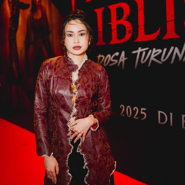 <p>Misalnya saja seperti foto berikut ini, ketika Satine melakukan konferensi film horor terbarunya yang tayang pada April lalu. &ldquo;Press Conference Penjagal Iblis: Dosa Turunan,&rdquo; tulis Satine, dikutip dari laman Instagram <em>@satinezaneta,</em> Selasa (9/12/2025).&nbsp;(Foto: Instagram @satinezenta)</p>