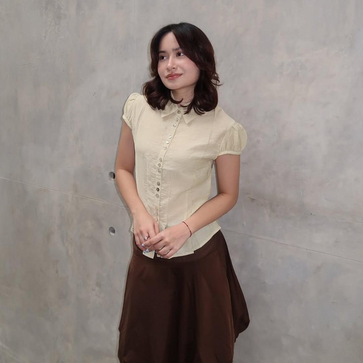 <p>Bukan hanya soal akting, Satine pun berhasil memikat hati para penggemar dengan gaya berpakaiannya yang kece. Unggahannya di media sosial pun kerap dibanjiri pujian, Bunda. &ldquo;Cantik sekali masyaallah,&rdquo; tulis akun <em>@noviyantiindahhr****.</em> &ldquo;Emang seperfect itu,&rdquo; tulis akun <em>@atosspers****.&nbsp;</em>(Foto: Instagram @satinezenta)</p>