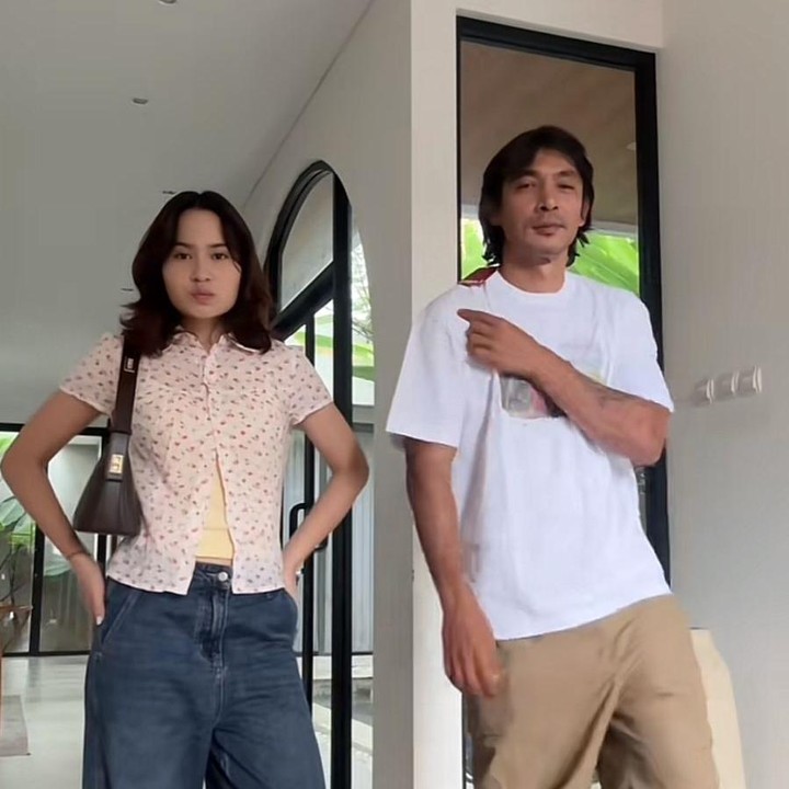 <p>Satine merupakan anak kedua pasangan Abimana Aryasatya dan Inong Ayu. Kedua orang tuanya dikenal sebagai artis ternama di Indonesia, Bunda. Tak disangka, kemampuan Abimana dan Inong juga terlihat pada sang putri.&nbsp;(Foto: TikTok @.satine)</p>