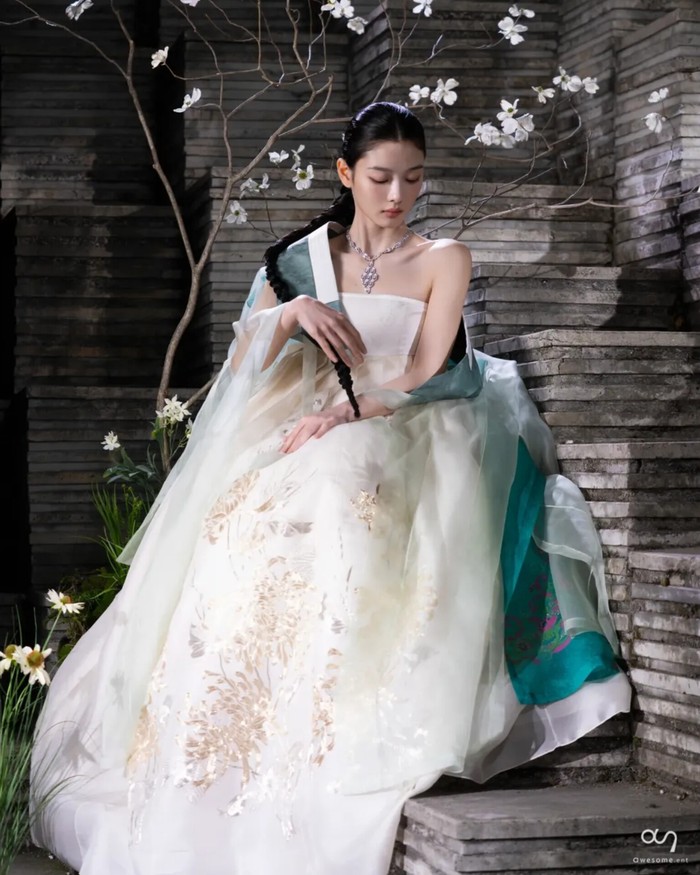 Seluruh gaya mewah dijajal oleh Kim Yoo Jung ketika memerankan karakter Baek Ah Jin, termasuk hanbok modern yang roknya tersusun dari beberapa lapisan sutra yang dibalut jeogori hijau./ Foto: instagram.com/awesome_ent_official