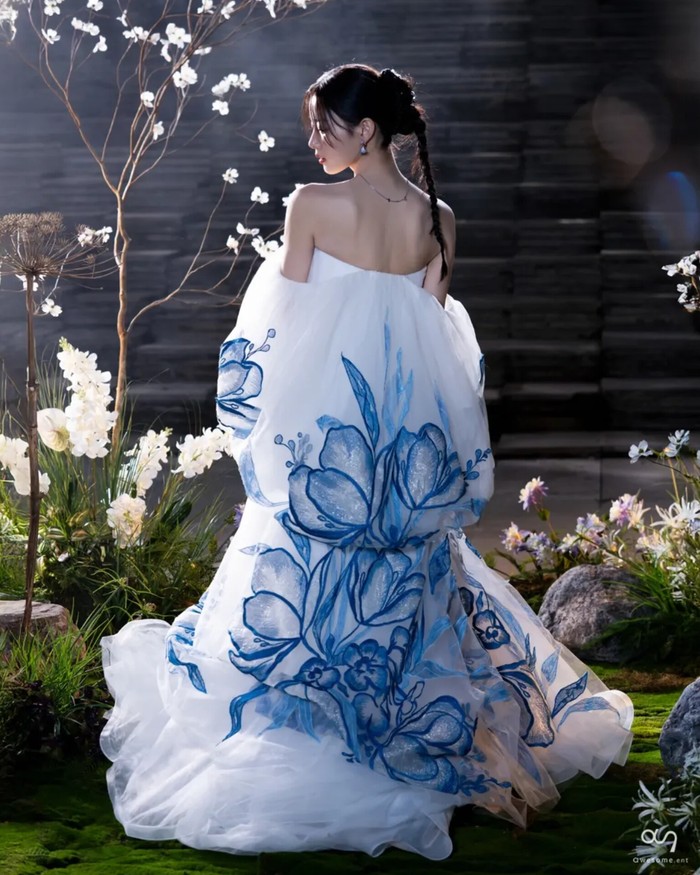 Sorotan penuh gaun sang aktris mengandung motif indah kelopak bunga bewarna biru yang memancarkan kecantikan anggun Baek Ah Jin yang menyimpan sisi sendu./ Foto: instagram.com/awesome_ent_official