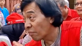 Momen Komeng Hibur Keluarga di Pengungsian Banjir Padang