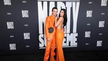 FOTO: Timothee Chalamet dan Kylie Serba Oranye di Gala Marty Supreme