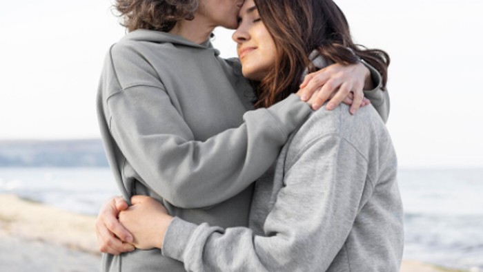 Ucapan Hari Ibu dalam bahasa Inggris yang simple, hangat, dan penuh makna. Dengan ucapan ini, kamu bisa menunjukkan rasa sayang, terima kasih, dan apresiasi kepada ibu di momen spesial ini./ Foto: freepik.com
