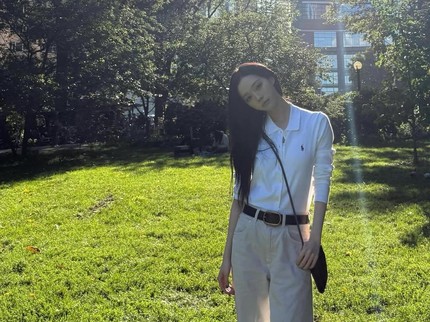 5 Potret Outfit Kasual ala Winter aespa, Cocok buat Jalan-jalan Santai