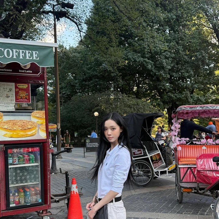 <p>Winter aespa terlihat sedang berada di taman, nih, Bunda. Outfit yang dikenakannya berupa polo shirt yang dipadukan dengan celana panjang berwarna beige, sangat terlihat simpel dan nyaman untuk beraktivitas santai. (Foto: Instagram @imwinter)</p>