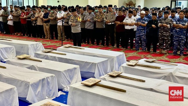 Sebanyak 24 jenazah korban banjir bandang di Sumbar dimakamkan massal setelah tidak teridentifikasi. Total korban mencapai 351, dengan 238 meninggal.