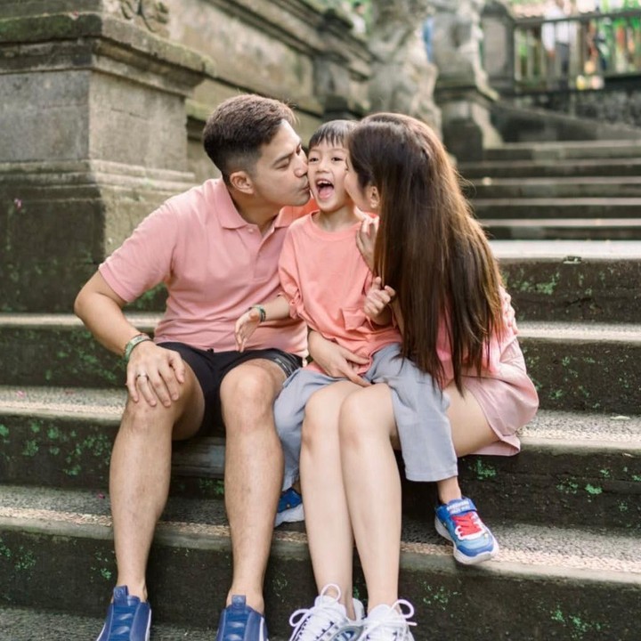<p>Di hari ulang tahunnya, Bunda dua anak ini membagikan potret kebersamaannya dengan sang putra. Tidak lupa, Ardina juga menuliskan pesan manis untuk Anara. "Anak lelaki pertamaku, kehadiranmu dihidupku adalah jawaban dari doa terdalamku. Selamat ulang tahun Anara Langit," tulis Ardina lewat Instagramnya. (Foto: Instagram @ardinarasti6)</p>