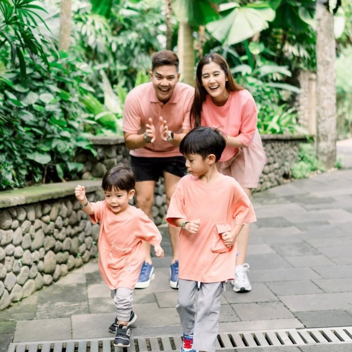 <p>Setelah menikah dengan Arie Dwi Andhika pada 20 Januari 2018, aktris Ardina Rasti kini tengah menikmati perannya sebagai Bunda dari dua anak. Ardina dikaruniai dua anak laki-laki yang diberi nama Anara Langit Adria Respati dan Awan Biru Araya. (Foto: Instagram @ardinarasti6)</p>