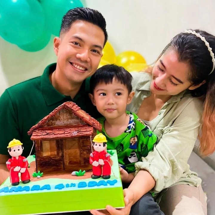 <p>Putra sulungnya, Anara Langit Adria Respati lahir pada 8 Desember 2018 dan kini baru saja berulang tahun yang ke tujuh, Bunda. Meski jarang tersorot oleh publik, Anara selalu mencuri perhatian setiap kali fotonya tersebar di Instagram. (Foto: Instagram @ardinarasti6)</p>