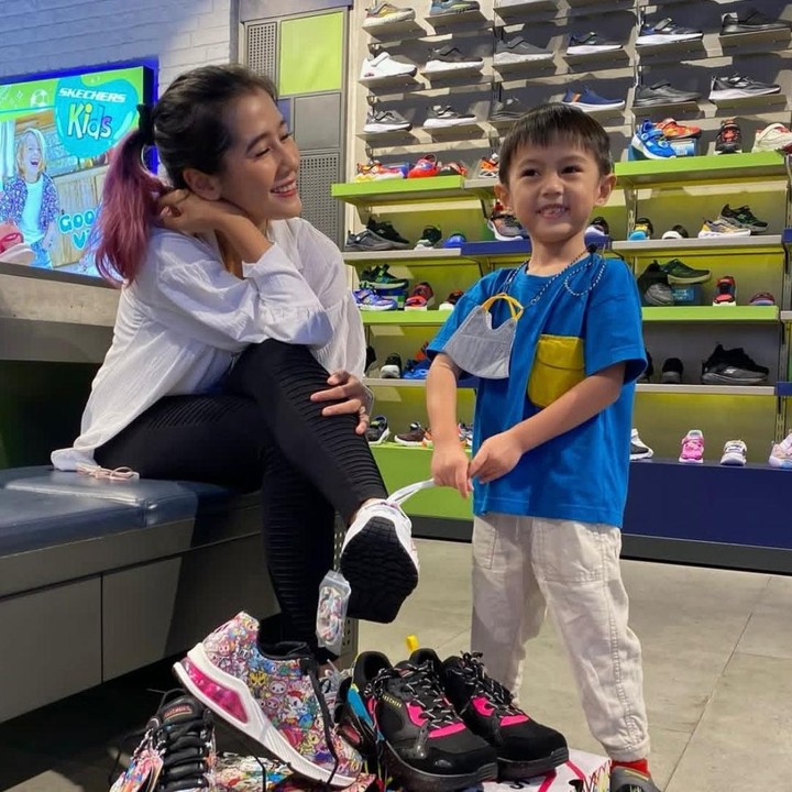 <p>Ardina kerap membagikan momen hangatnya bersama sang putra di media sosial. Seperti pada potret yang satu ini, Ardina terlihat membelikan sepatu untuk Anara. Wah, Si Kecil ini tampaknya sangat&nbsp;<em>happy</em> ya, Bunda. (Foto: Instagram @ardinarasti6)</p>