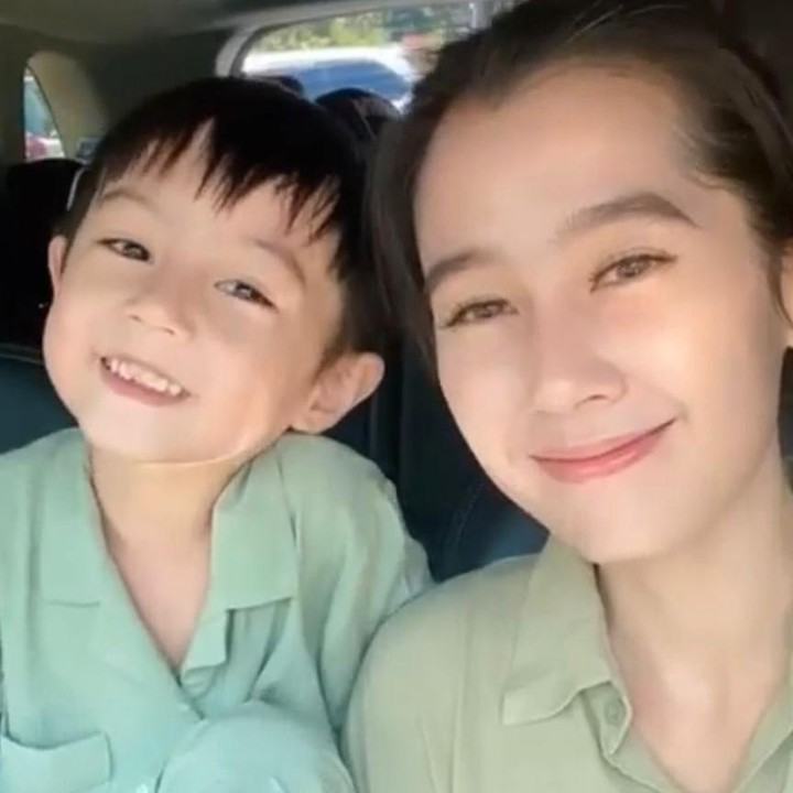 <p>Ungkapan 'Anak laki-laki adalah milik Bundanya' sepertinya sangat tepat untuk Anara. Dari beberapa potretnya di Instagram, terlihat jelas bahwa Anara memiliki hubungan yang sangat dekat dengan sang Bunda. Bahkan, Si Kecil ini kerap menunjukkan sikap yang romantis kepada Bundanya, lho. "Anak pertamaku Anara Langit, si romantis yang ngangenin," kata Ardina. (Foto: Instagram @ardinarasti6)</p>