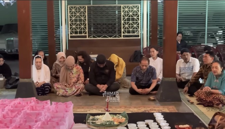 Ahmad Dhani dan Mulan Jameela gelar pengajian dan potong rambut untuk bayi yang baru diadopsi mereka.