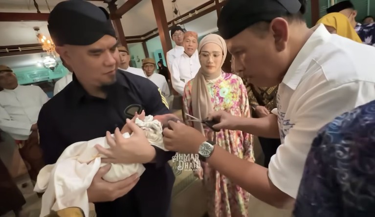 Ahmad Dhani dan Mulan Jameela gelar pengajian dan potong rambut untuk bayi yang baru diadopsi mereka.