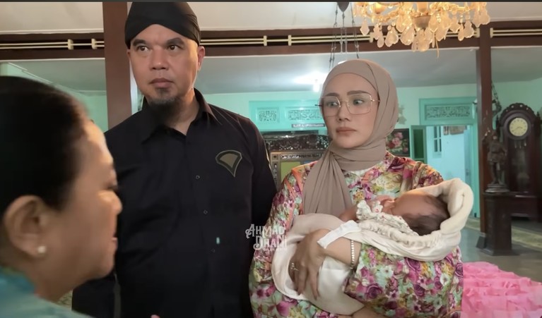 Ahmad Dhani dan Mulan Jameela gelar pengajian dan potong rambut untuk bayi yang baru diadopsi mereka.