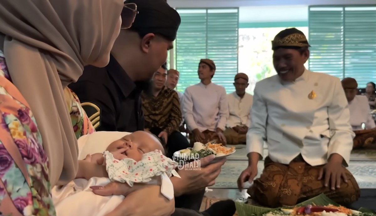 Ahmad Dhani dan Mulan Jameela gelar pengajian dan potong rambut untuk bayi yang baru diadopsi mereka&period;