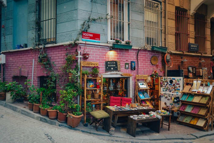 Pemandu wisata mengatakan bahwa dirinya harus bisa mencapai target penjualan di toko yang bermitra dengan agen tur. Kuota penjualan itu biasanya berpengaruh terhadap komisi, yaitu bisa mendapatkan bonus saat mampu memenuhi target itu atau justru denda apabila tidak mampu mencapai target.