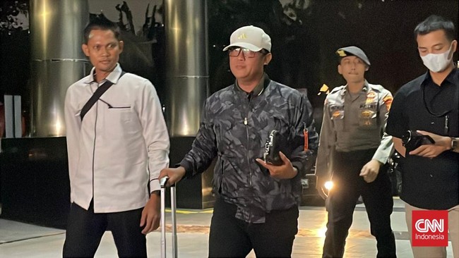 Komisi Pemberantasan Korupsi (KPK) menangkap total lima orang terkait Operasi Tangkap Tangan (OTT) Bupati Lampung Tengah Ardito Wijaya.