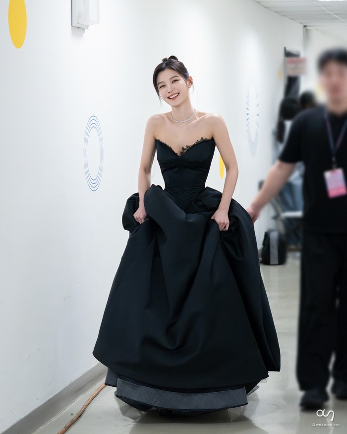 Bagaimana tidak, para penggemar maupun netizen dibuat terpukau oleh penampilan sang aktris saat menghadiri ASIA ARTIST AWARDS yang ke-10. Pakai gaun hitam dengan gaya rambut cepol, ia tampil elegan bak tuan putri./ Foto: x.com/awesome_ent_