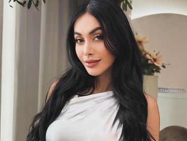 Alasan Denada Operasi Payudara di Usia 47 Tahun