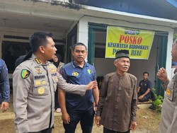 Dokter Polda Riau Keliling Beri Layanan Kesehatan Korban Bencana di Agam