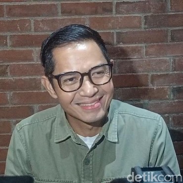 Diterpa Isu Cerai, Dude Harlino Tanggapi dengan Santai