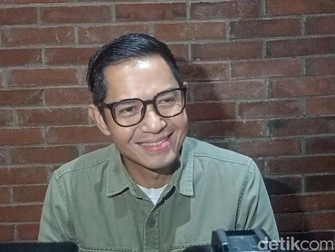 Diterpa Isu Cerai, Dude Harlino Tanggapi dengan Santai
