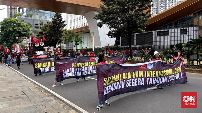 Gerakan Buruh Bersama Rakyat (Gebrak) menggelar demonstrasi di sekitar kawasan Monas memperingati Hari HAM Internasional.