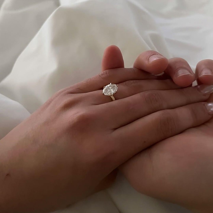 <p>Namun, tak lama&nbsp;setelah merayakan ulang tahun, Gisela membagikan kabar bahagia. Ia dilamar oleh sang kekasih di Kanada, Bunda. Gisela mengunggah foto cincin lamaran berhias berlian yang diberikan oleh kekasihnya di Instagram. (Foto: Instagram @giselacindy12)</p>