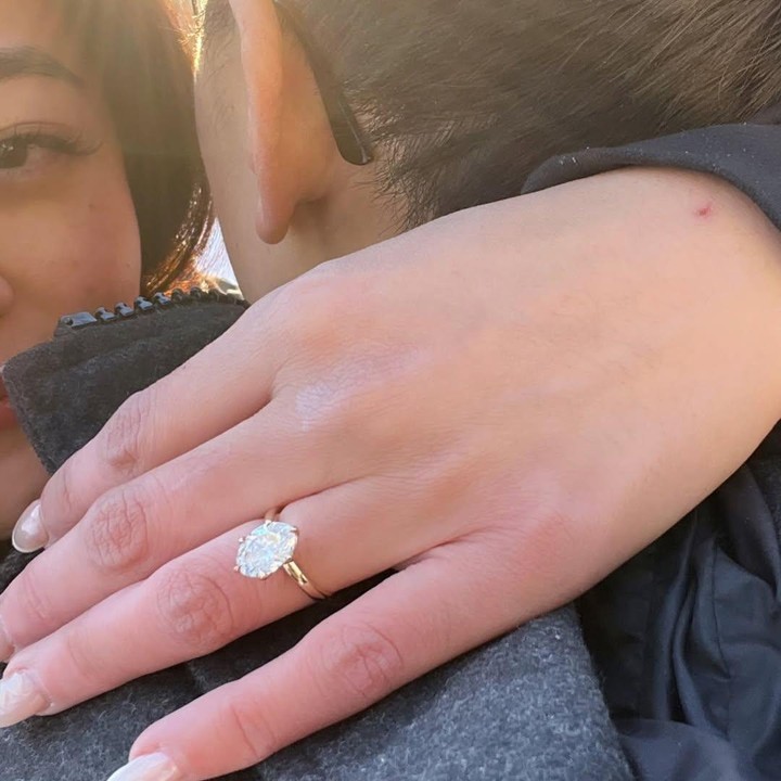 <p>Gisela memberikan jawaban 'iya' untuk&nbsp;lamaran sang kekasih yang ingin membawa hubungan ke jenjang serius. Di Instagram, Gisela juga mem-posting foto saat ia memamerkan cincin lamaran sambil memeluk sang kekasih. Namun, Gisela masih menyembunyikan wajah kekasihnya ini dari publik. "<em>A lot of love and one beautiful yes</em> (Banyak cinta dan satu jawaban "ya" yang indah)," ungkap Gisela. (Foto: Instagram @giselacindy12)</p>