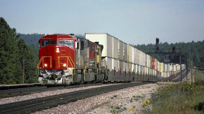 China menguji sistem kereta api nirkabel yang mampu mengangkut muatan setara 3 Menara Eiffel. Teknologi ini meningkatkan kapasitas angkutan barang hingga 50%.