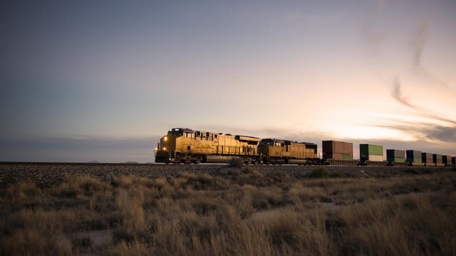 Lokomotif KA Probowangi mengeluarkan percikan api efek gesekan roda dengan rel saat penanganan slip di tanjakan jalu antara Stasiun Kalibaru dan Mrawan.