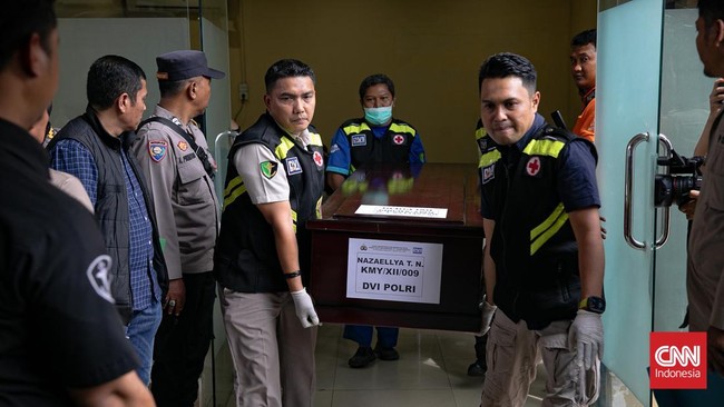 RS Polri Kramat Jati identifikasi 12 korban kebakaran Gedung Terra Drone di Jakarta. Total 22 korban meninggal, kebakaran diduga akibat baterai drone.