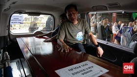 FOTO: Isak Tangis Keluarga Korban Kebakaran Gedung Terra Drone