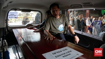 FOTO: Isak Tangis Keluarga Korban Kebakaran Gedung Terra Drone