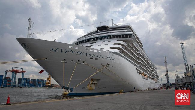 Pelabuhan Tanjung Priok, Jakarta, baru-baru ini disambangi oleh salah satu kapal pesiar termewah di dunia, Seven Seas Explorer, yang berangkat dari Bangkok.