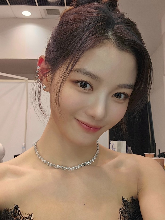 Kehadiran Kim Yoo Jung pun sontak mencuri atensi, bahkan dari saat ia masih di red carpet hingga upacara penghargaannya dimulai, artis Korea yang lahir pada 22 September 1999 satu ini tidak pernah luput dari perhatian publik./ Foto: x.com/awesome_ent_
