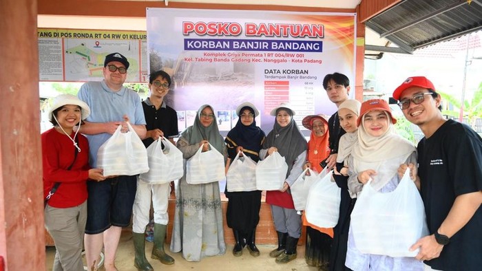 Keluarga Gubernur Sumatera Barat Mahyeldi Ansharullah menyerahkan bantuan kepada korban banjir bandang di Kota Padang, Minggu (7/12/2025).