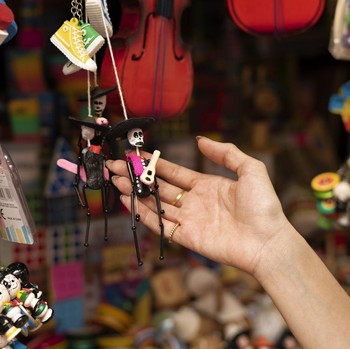 Kisah Rombongan Turis Disekap oleh Pemandu Wisata di Toko Oleh-Oleh Gegara Tolak Belanja