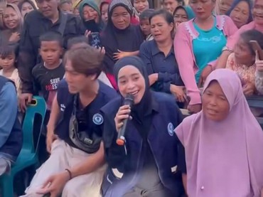 Hamil Besar, 7 Potret Lesti Kejora Turun Langsung Beri Bantuan ke Lokasi Bencana