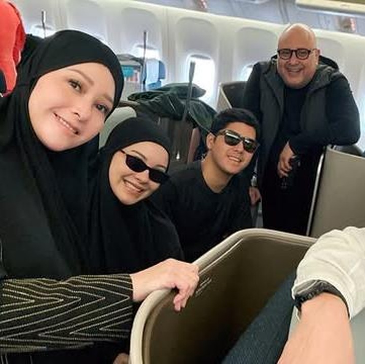 <p>Momen bahagia tersebut dibagikan langsung melalui akun Instagram <em>@maiaestiantyreal</em>. Menilik dari unggahan itu, Maia membagikan beberapa potretnya saat sedang dalam perjalanan menuju ke Tanah Suci. (Foto: Instagram @maiaestiantyreal)</p>